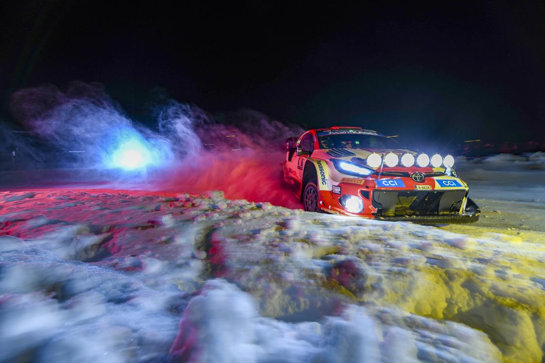 Rallybil i Vinterlandskap